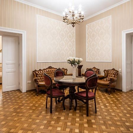 3 Bedrooms Royal Italian Style In An Austrian Building, Parking, Balcony ลวีฟ ภายนอก รูปภาพ