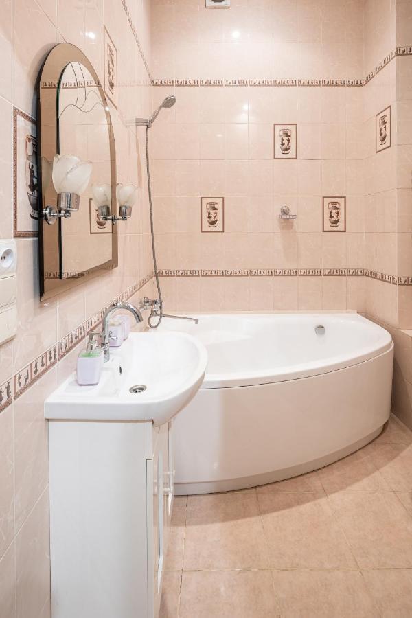 3 Bedrooms Royal Italian Style In An Austrian Building, Parking, Balcony ลวีฟ ภายนอก รูปภาพ
